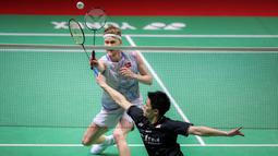 Pebulutangkis tunggal putra Kanada, Brian Yang berusaha mengembalikan kok pada laga final Indonesia Masters 2024 melawan pebulutangkis tunggal putra Denmark, Anders Antonsen di Istora Senayan, Jakarta, Minggu (28/01/2024). (Bola.com/Bagaskara Lazuardi)