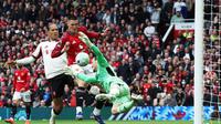 Keunggulan MU bertambah hanya semenit sebelum laga memasuki menit ke-15 lewat Benjamin Sesko. Ia memanfaatkan bola rebound hasil penyelamatan Freddie Woodman ketika menghalau bola kiriman Bruno Fernandes. (AP Photo/Dave Thompson)