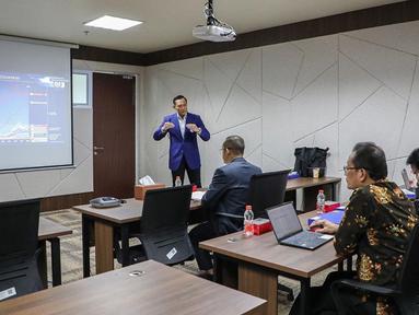 Dalam akun Instagram pribadinya, Agus Yudhoyono mengunggah momen saat dirinya menjalani sidang proposar disertasi. Memakai jas alamamater UNAIR, AHY pun tampak begitu percaya diri saat menyampaikan materi. (Liputan6.com/IG/@agusyudhoyono)