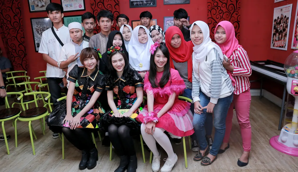 Meski berat melepas barang kesayangannya, ia senang karena hasilnya disumbangkan pada orang-orang yang membutuhkan. (Adrian Putra/Bintang.com)