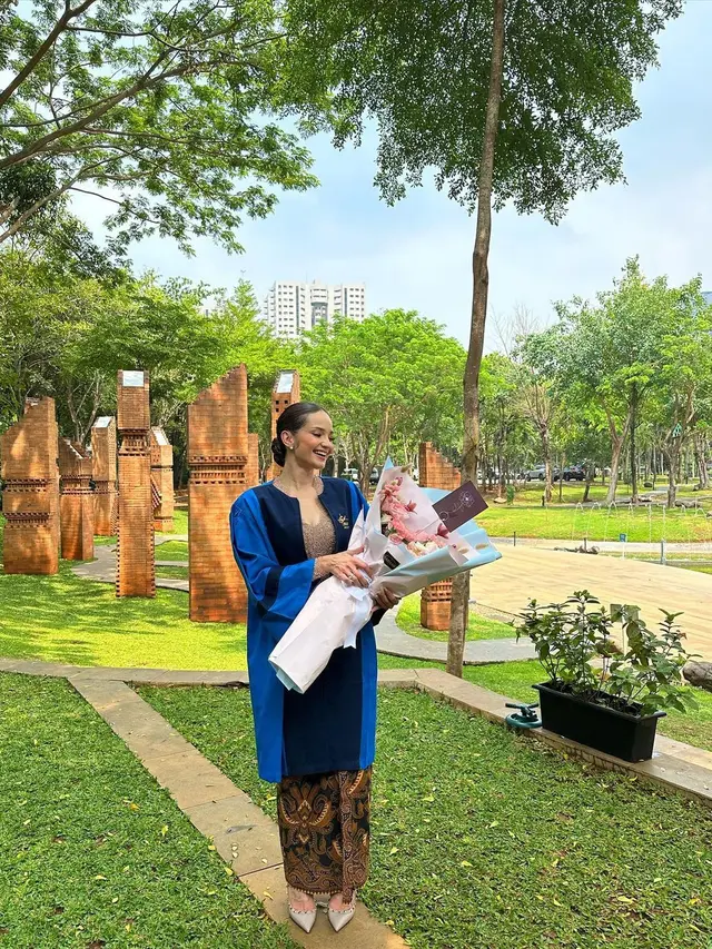 Enzy Storia wisuda (Instagram/enzystoria)