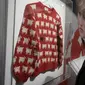 Penawaran online untuk sweater mendiang Princess of Wales dibuka 31 Agustus dan akan berlangsung hingga 14 September melalui Sotheby's. (AP Photo/Frank Augstein)