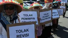 Massa membawa poster saat melakukan aksi menolak Revisi UU KPK di depan Gedung DPR/MPR RI, Jakarta, Rabu (11/9/2019). Mereka menyuarakan pro dan kontra terhadap revisi Undang-Undang Nomor 30 Tahun 2002 tentang Komisi Pemberantasan Tindak Pidana Korupsi. (Liputan6.com/Johan Tallo)