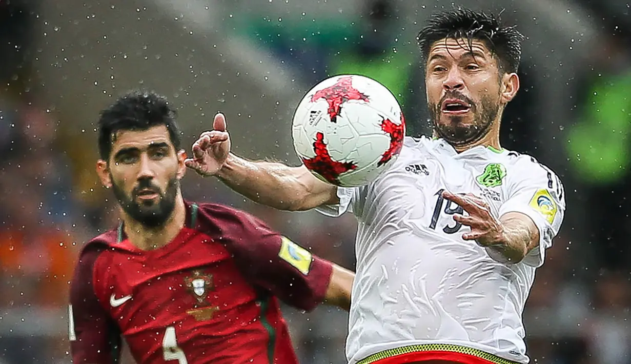 Striker Meksiko, Oribe Peralta, berusaha melewati bek Portugal, Neto, pada laga perebutan tempat ketiga Piala Konfederasi di Stadion Spartak, Moskow, Minggu (2/7/2017). Portugal menang 2-1 atas Meksiko. (EPA/Mario Cruz)