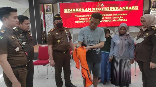 Tersangka pencuri HP mantan istri melepas baju tahanan setelah mendapatkan keadilan restoratif di Kejari Pekanbaru.