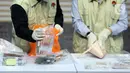 Diketahui, kasus ini bermula pada Juni 2025, di mana Ardito Wijaya selaku Bupati Lampung Tengah diduga mematok komisi atau fee sebesar 15-20 persen dari sejumlah proyek di Pemkab Lampung Tengah. Tampak dalam foto, petugas memperlihatkan barang bukti penangkapan Bupati Lampung Tengah, Ardito Wijaya, di Gedung Merah Putih Komisi Pemberantasan Korupsi (KPK), Jakarta, Kamis (11/12/2025). (Liputan6.com/Helmi Fithriansyah)