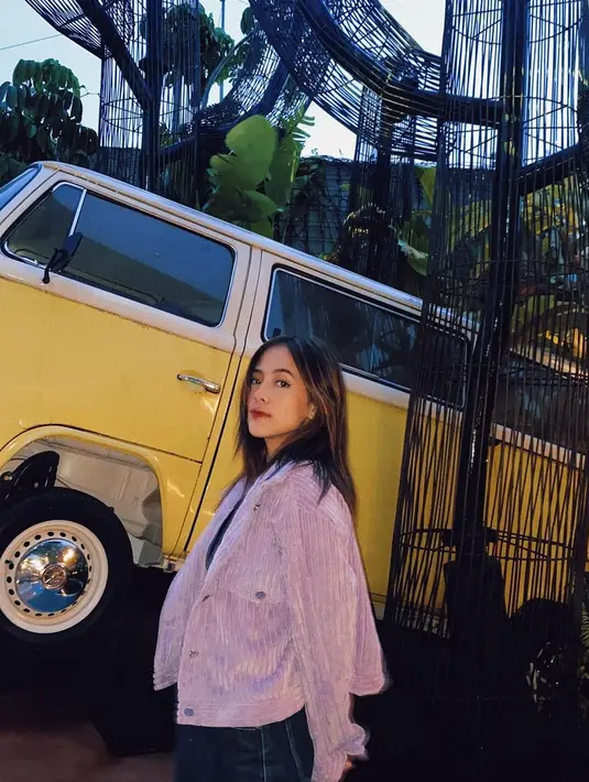 Ada lagi yang dirindukan dari Zara, yakni ramainya jumlah kru saat di lokasi syuting seperti kondisi normal. Dalam situasi seperti sekarang, untuk menghindari kerumunan, maka jumlah kru yang bertugas juga dibatasi.  (Instagram/zaraadhsty)