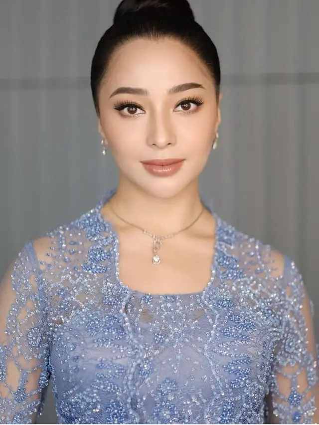 Nikita Willy Kenakan Kebaya Baby Blue. [@askyfebrianti]