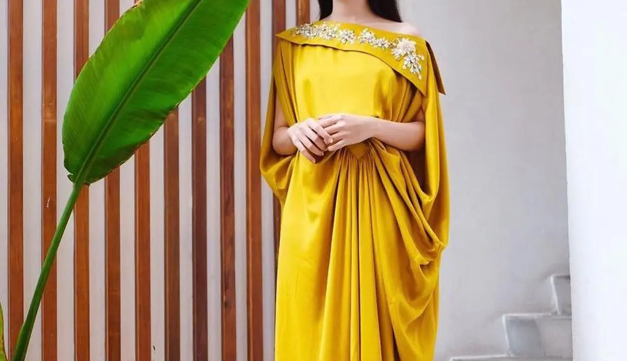 Atau bisa juga pilih kaftan warna satin warna kuning yang dihiasi payet Swarovski pada kerah. (Instagram/febbyrastanty).