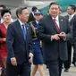 Presiden SBY disambut Wapres Boediono setibanya di Bandara Halim Perdanakusumah, Jaktim, Senin (26/10). Presiden kembali ke Tanah Air setelah menghadiri KTT ASEAN ke-15 di Hua Hin, Thailand.(Antara)