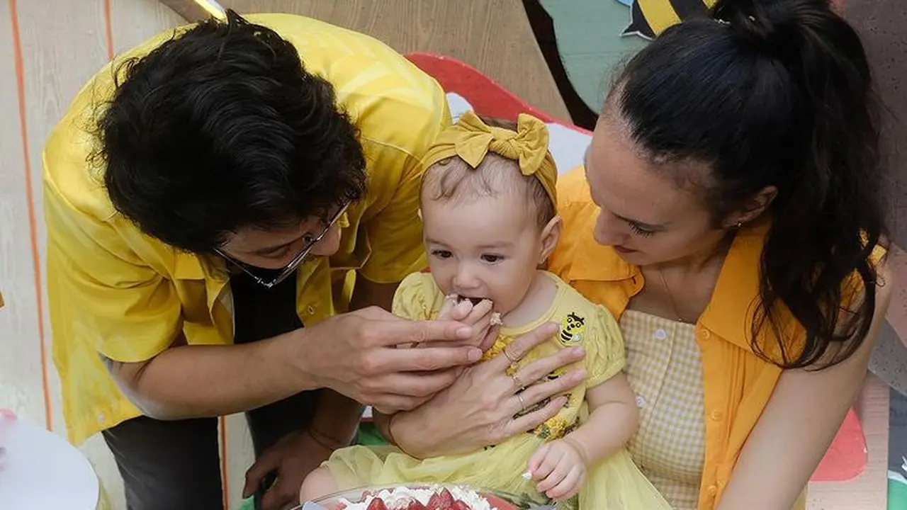 Dimas Anggara dan Nadine Chandrawinata menggelar pesta ulang tahun pertama sang putri, Djiwa. (Foto: Instagram/nadinelist)