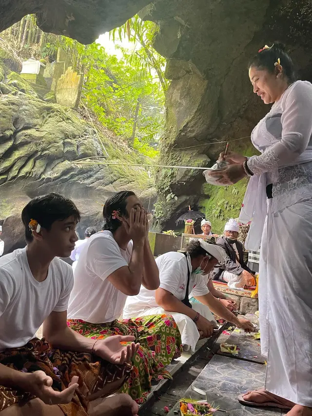 6 Momen Junior Roberts Berkumpul Bersama Saudara di Bali, Tampil Kompak