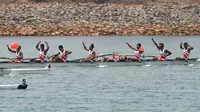 Tim dayung Indonesia melakukan selebrasi usai meraih medali emas pada Asian Games di JSC Lake Jakabaring, Sumatera Selatan, Jumat (24/8/2018). Tim dayung persembahkan emas ke sembilan untuk Indonesia. ANTARA FOTO/INASGOC/Zabur Karuru/nym/18.