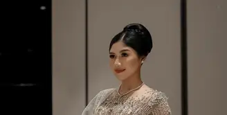 Padu padan Erina Gudono mengenakan kebaya dan kain batik. Penampilan super anggun Erina mengenakan kebaya bernuansa abu-abu silver penuh payet dengan kain batik cokelat gelap sebagai rok. [Foto: Instagram/erinagudono]