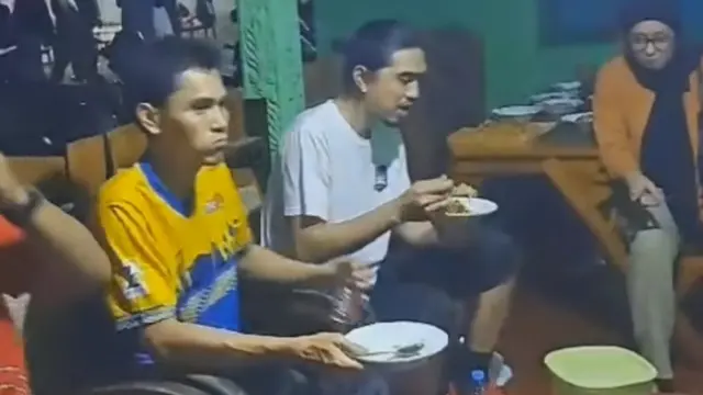 5 Potret Kesederhanaan Duta Sheila On 7 Makan Bakmi Jawa di Desa, Ditemani Istri