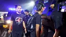 <p>Kiper Persija Jakarta, Andritany Ardhiyasa bersiap menaiki kendaraan taktis (rantis) bersama skuad Persija lainnya setelah dikalahkan Dewa United 0-2 pada laga pekan ke-10 BRI Liga 1 2023/2024 di Stadion Indomilk Arena, Tangerang, Jumat (25/8/2023). (Bola.com/M Iqbal Ichsan)</p>