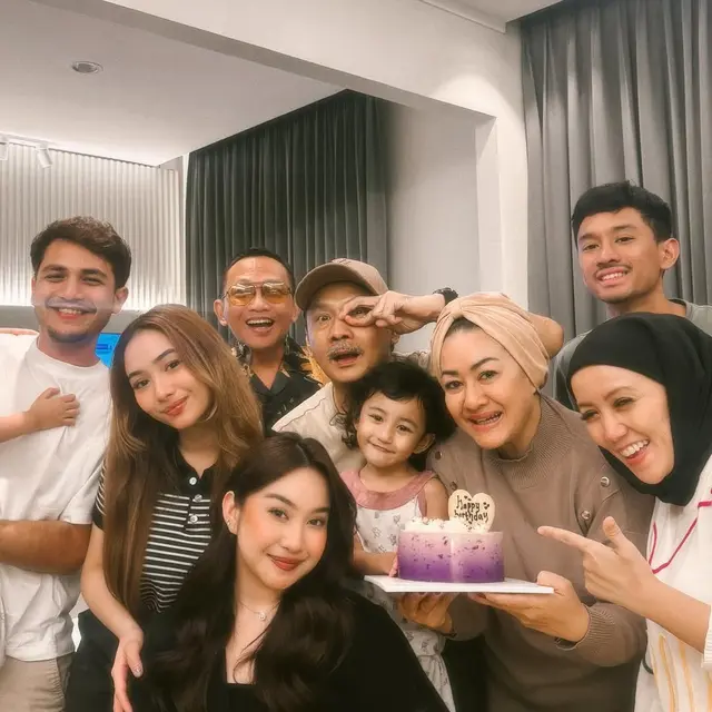6 Potret Adzana dan Rizky Alatas Rayakan Ultah Anak Kedua, Adi Bing Slamet Hadir