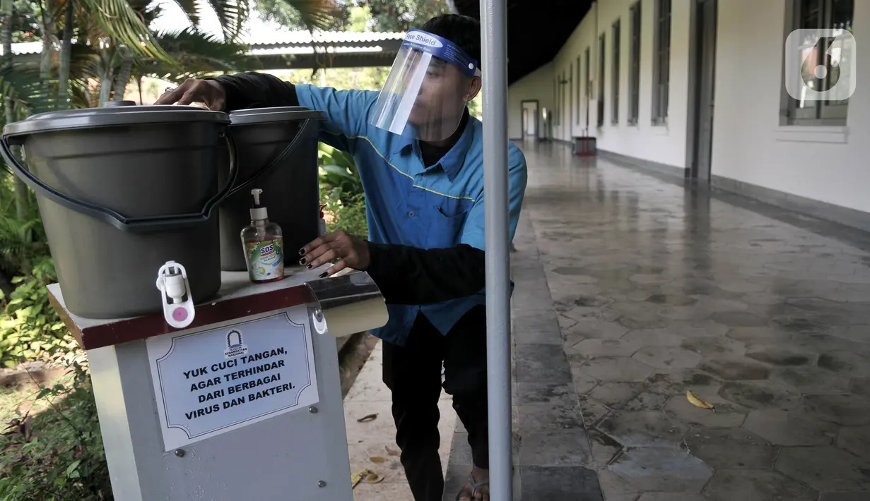 Pekerja saat menyiapkan fasilitas cuci tangan bagi pengunjung di Museum Kebangkitan Nasional, Jakarta, Senin (8/6/2020). Pengelola menyiapkan standar protokol kesehatan jelang dibuka kembali untuk umum saat masa PSBB Transisi guna memutus penyebaran Covid-19. (merdeka.com/Iqbal S Nugroho)