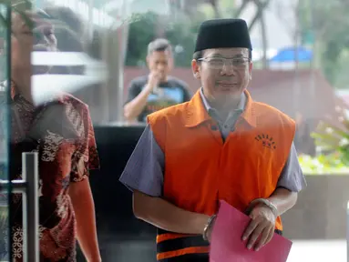 Wakil Ketua DPR Bidang Keuangan nonaktif Taufik Kurniawan (kanan) tiba di Gedung KPK, Jakarta, Selasa (5/3). Taufik diperiksa sebagai tersangka kasus dugaan suap Rp 3,6 miliar dalam pengurusan DAK Kebumem TA 2016. (merdeka.com/Dwi Narwoko)