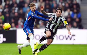Sandro Tonali dan Cole Palmer berebut bola dalam laga Liga Inggris antara Newcastle vs Chelsea di St. James Park, 20 Desember 2025. (Owen Humphreys/PA via AP)