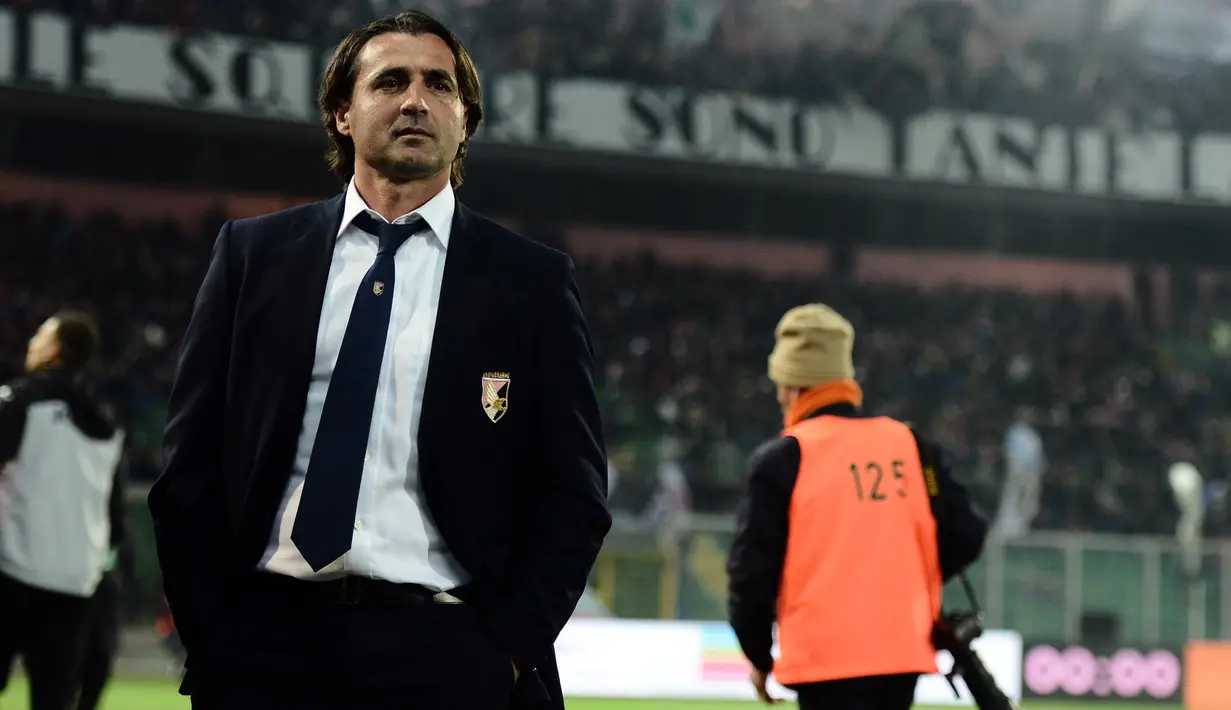 Pelatih Palermo, Giovanni Tedesco meninggalkan lapangan usai kalah dari AC Milan pada lanjutan Serie A Liga Italia di Stadion Renzo Barbera, Palermo, Kamis (4/2/2016) dini hari WIB. (AFP/Giovanni Isolino)