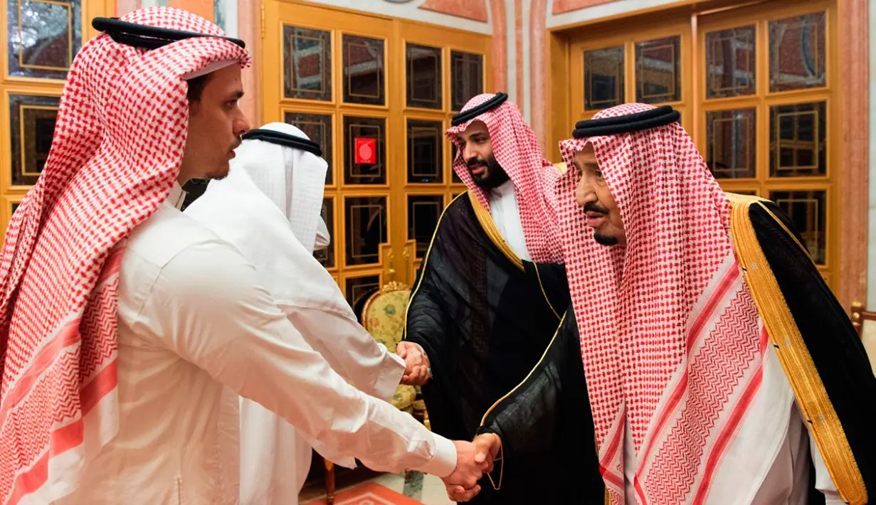 Raja Arab Saudi Salman bin Abdulaziz al-Saud (kanan) dan Putra Mahkota Mohammed bin Salman bertemu dengan anggota keluarga dari jurnalis yang terbunuh, Jamal Khashoggi, di Istana Kerajaan Saudi di Riyadh, Selasa (23/10). (Saudi Press Agency via AP)