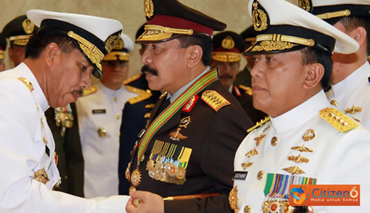 Citizen6, Jakarta: Penyematan bintang Angkatan kelas Utama TNI dalam upacara militer di Mabes TNI Cilangkap, Jakarta Timur, Senin (15/8).(Pengirim: Badarudin Bakri)
