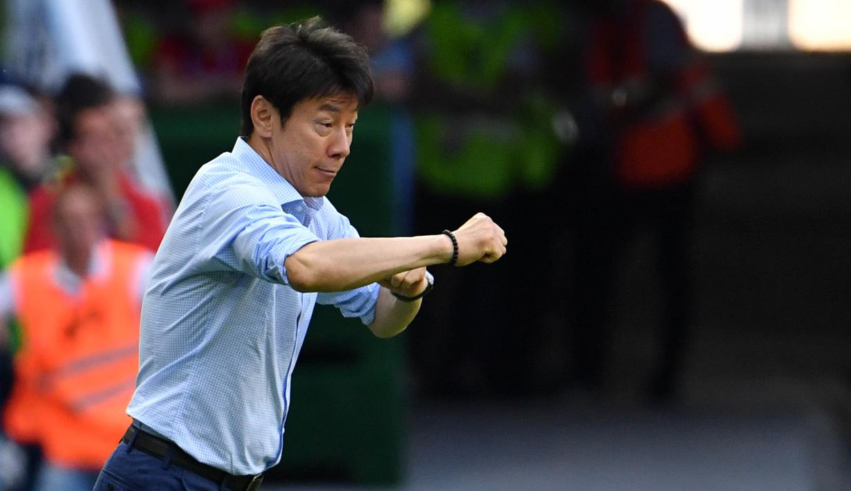 Pelatih Korea Selatan, Shin Tae-yong, memberikan arahan kepada anak asuhnya saat melawan Jerman pada laga Piala Dunia di Kazan Arena, Rusia (27/6/2018). Jerman takluk 0-2 dari Korea Selatan. (AFP/Saeed Khan)