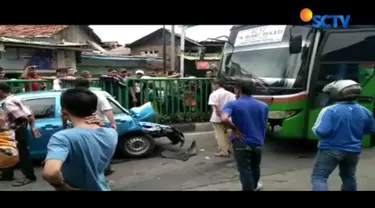 Kecelakaan beruntun empat kendaraan ini terjadi akibat bus melaju kencang tak terkendali dari Tanah Abang menuju Slipi.