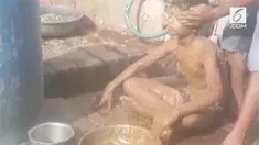 Ada-ada saja ritual keluarga Hermant Paliwal dari India. Setiap hari Minggu mereka mandi menggunakan kotoran sapi.