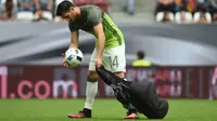 Pemain Timnas Jerman, Emre Can, sedang mengumpulkan bola pada sesi latihan (29/5/2016), di Augsburg. Can memiliki multifungsi, yang membuat Timnas Jerman semakin variatif dari sisi warna permainan.  (AFP/Christof Stache)