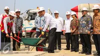 Presiden Jokowi dan sejumlah pejabat terkait mengunjungi proyek pembangunan Light Rail Transit (LRT), Jakarta, Rabu (9/9/2015). (Liputan6.com/Faizal Fanani)