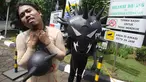 Aksi teatrikal aktivis Greenpeace di Kemenkes, Jakarta, Kamis (28/9). Mereka ingin menyampaikan bahwa pemerintah, khususnya Kemenkes, harus memerhatikan masalah polusi udara yang menjadi ancaman kesehatan masyarakat. (Liputan6.com/Immanuel Antonius)
