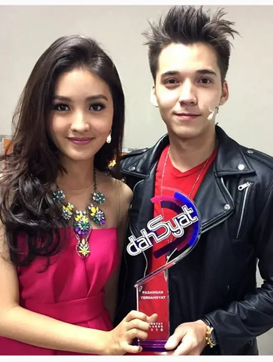 Bulan Januari lalu, pasangan ini juga mendapatkan penghargaan sebagai Pasangan Terdahsyat lewat DahSyatnya Awards 2016. (Instagram/@natashawilona12)