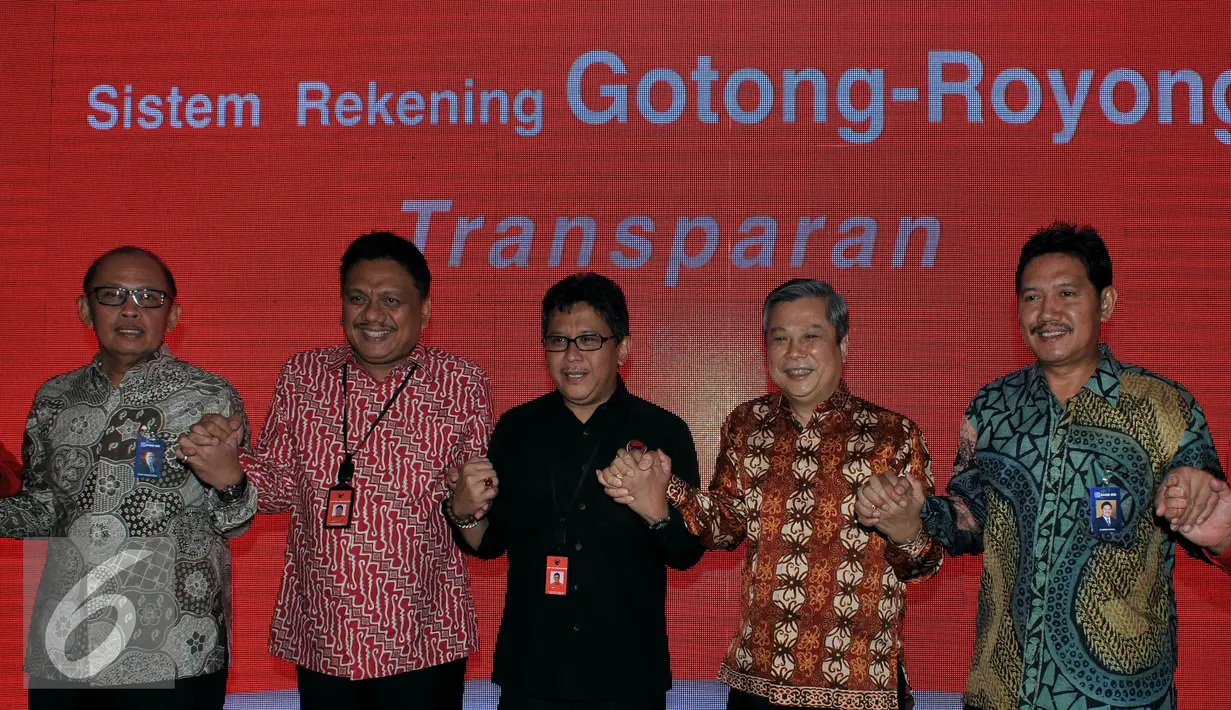 Sekjen PDI Perjuangan Hasto Kristanto (Tengah) saling berjabat tangan seusai penandatanganan kerjasama pembukaan rekening gotong royong PDI Perjuangan di Jakarta, Selasa (20/10/2015). (Liputan6.com/Johan Tallo)