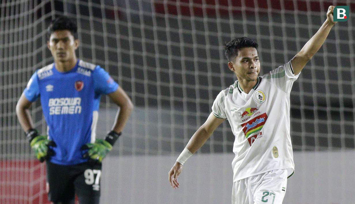 Kedudukan imbang ini tidak bertahan lama, PSS kembali unggul berkat gol cantik Irkham Mila di menit ke-65. (Bola.com/M Iqbal Ichsan)