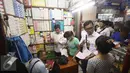 Petugas BPOM bersama Polda Metro Jaya melakukan sidak di sejumlah apotek Pasar Pramuka, Jakarta Timur, Rabu (7/9). Saat razia petugas meminta ditunjukkan surat izin beroperasi dan daftar obat-obat yang dijual. (Liputan6.com/Immanuel Antonius)
