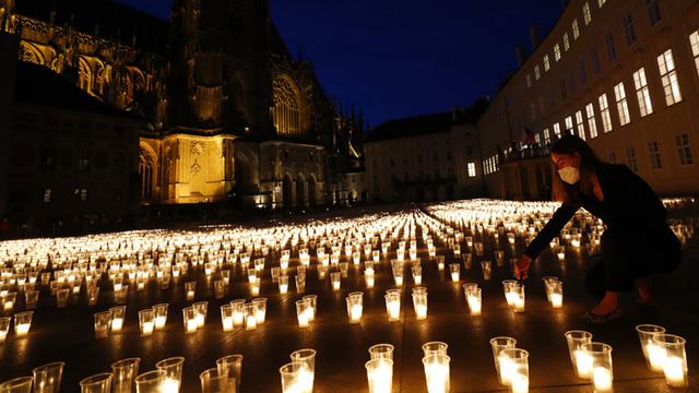 FOTO: Nyala Lilin untuk Korban Meninggal Akibat COVID-19 di Republik Ceko