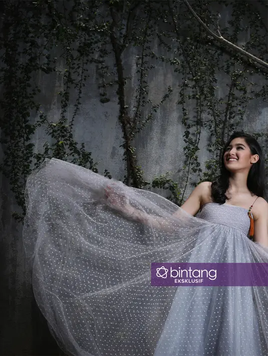 Sejak kecil Cut Syifa suka dengan dunia seni. Pada saat kelas 3 SD, ia bersama dengan kakaknya mengisi acara sekolah pentas seni. Ternyata dalam acara pensi itu ada yang tertarik dan menawari untuk mengikuti syuting. (Bambang E. Ros/Bintang.com)