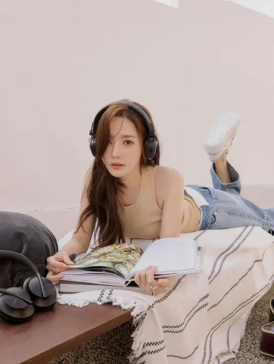 Casual look Park Min Young mengenakan tank top cokelat dipadu celana panjang denim. [Foto: Instagram/rachel_mypark]