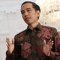 Presiden Jokowi berbincang selama Wawancara khusus di Istana Merdeka, Jakarta, Jumat (16/10/2015). Wawancara berhubungan dengan Pemerintahan Jokowi-JK genap berusia satu tahun pada 20 Oktober 2015 nanti. (Liputan6.com/Immanuel Antonius))