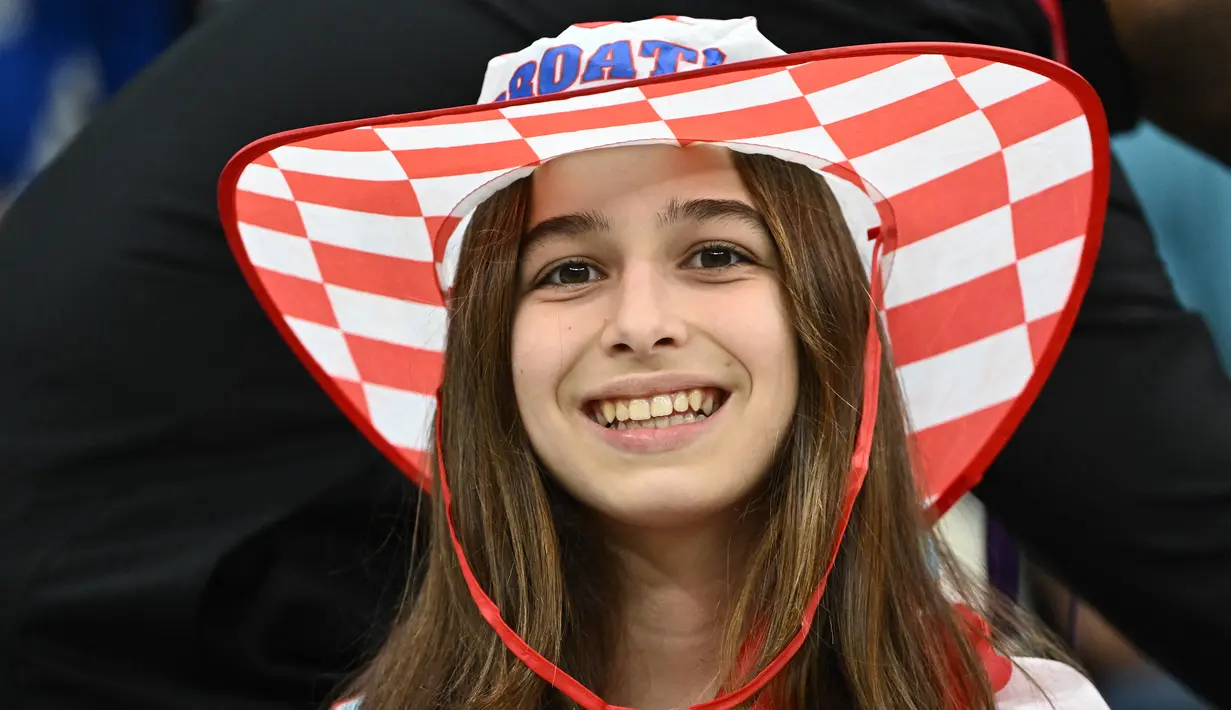 Seorang Fans wanita Kroasia menunggu di tribun jelang pertandingan semifinal Piala Dunia Qatar 2022 antara Argentina dan Kroasia di Stadion Lusail di Lusail, utara Doha, Rabu (14/12/2022). (AFP/Jewel Samad)