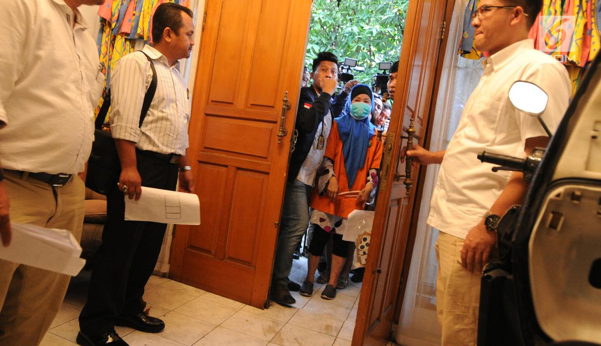 Tersangka Aulia Kesuma (tengah) saat rekonstruksi pembunuhan suami dan anak tirinya di Jalan Lebak Bulus 1, Cilandak, Jakarta Selatan, Kamis (5/9/2019). Tersangka membunuh suami dan anak tirinya dibantu dua eksekutor berinisial A dan S. (merdeka.com/Arie Basuki)