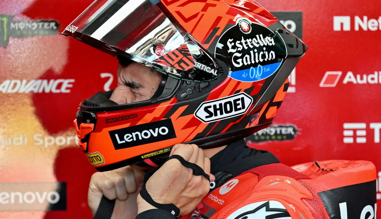 Pembalap Ducati Marc Maruqez sedang bersiap untuk berlatih gratis selama 2025 Mandalika MotoGP di Sirkuit Internasional Mandalika, Lombok, NTB, Jumat (3/10/2025). (AFP/Sonny Tumbaleka)