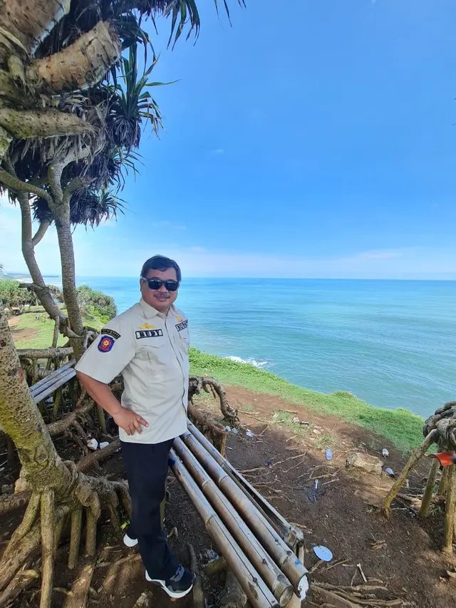Bupati Garut, Rudy Gunawan mengatakan kondisi jalan raya nasional lintas pantai selatan Garut, yang dibangun Kementerian Pekerjaan Umum dan Perumahan Rakyat (PUPR) ini, terbilang mulus dengan pemandangan alam yang indah. (Liputan6.com/Jayadi Supriadin)