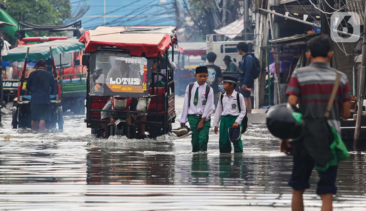Fenomena banjir rob terjadi akibat pasang permukaan air laut yang bertepatan dengan fase bulan purnama. (Liputan6.com/Angga Yuniar)