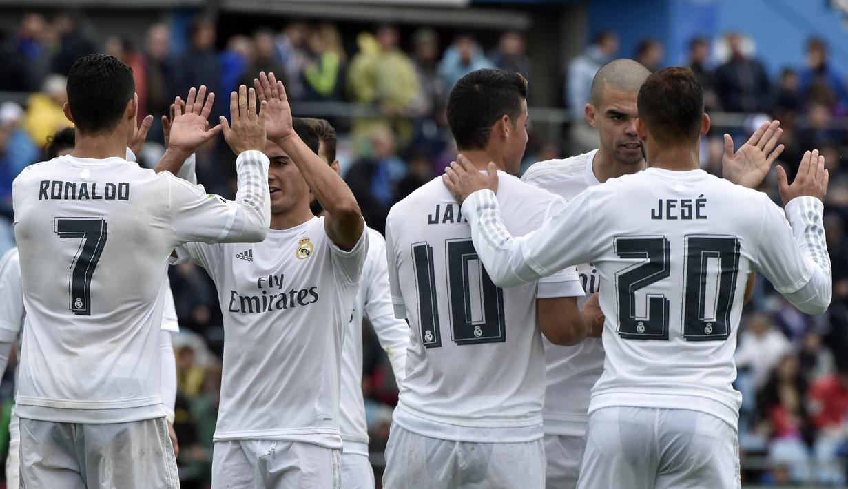 Para Pemain Real Madrid merayakan kemenangan atas Getafe 5-1 pada lanjutan La Liga Spanyol di Stadion Colisseum Alfonso Perez, Getafe, Sabtu (16/4/2016) malam WIB. (AFP/Gerard Julien)