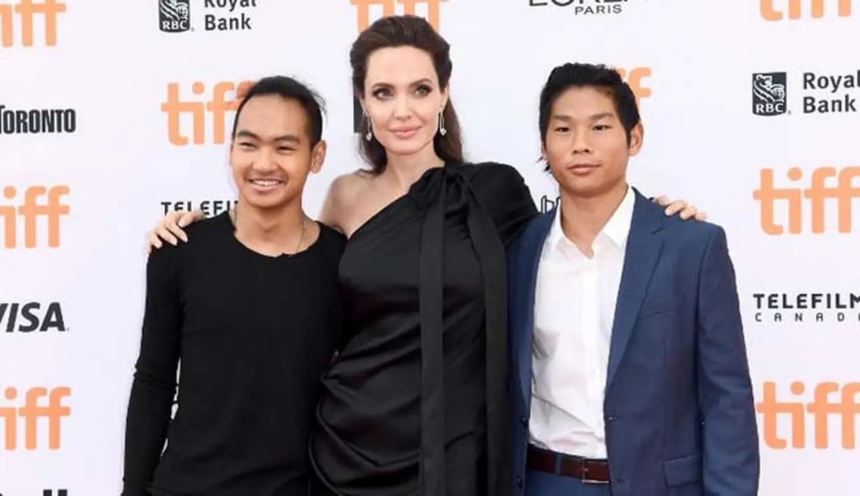 Setelah lama tidak muncul di hadapan publik, akhirnya Jolie kembali berlenggang di red carpet saat gala premiere film First They Killed My Father di Toronto Film Festival, Senin (11/9/2017).  (AFP/Emma McIntyre)