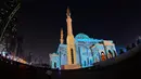 Lampu warna-warni menerangi Masjid Al-Noor selama Festival Cahaya Sharjah di Uni Emirat Arab pada 7 Februari 2020. Festival yang diselenggarakan setiap tahundan sudah memasuki tahun kesepuluh ini sukses memikat wisatawan lokal maupun asing. (Photo by GIUSEPPE CACACE / AFP)