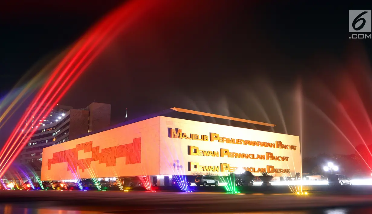 Pemandangan Gedung MPR/DPR/DPD berhias lampu warna-warni yang diletakan di bawah kolam air mancur, Jakarta, Rabu (18/7). Lampu warna-warni ini dipasang untuk menyambut HUT ke-73 RI. (Lipputan6.com/JohanTallo)